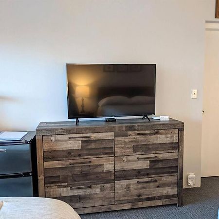 Cute Lower Level Cedar Lodge Room With Balcony & Lake Views! Laconia Buitenkant foto
