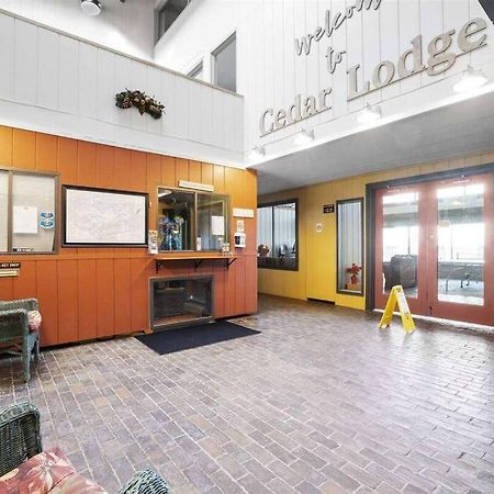 Cute Lower Level Cedar Lodge Room With Balcony & Lake Views! Laconia Buitenkant foto
