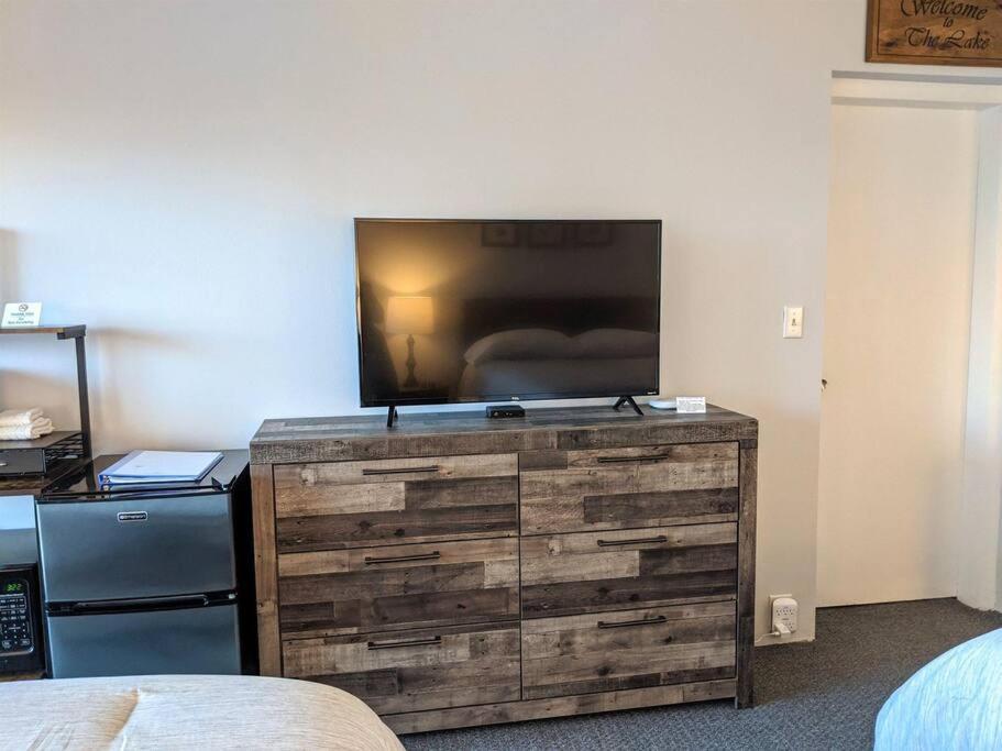 Cute Lower Level Cedar Lodge Room With Balcony & Lake Views! Laconia Buitenkant foto