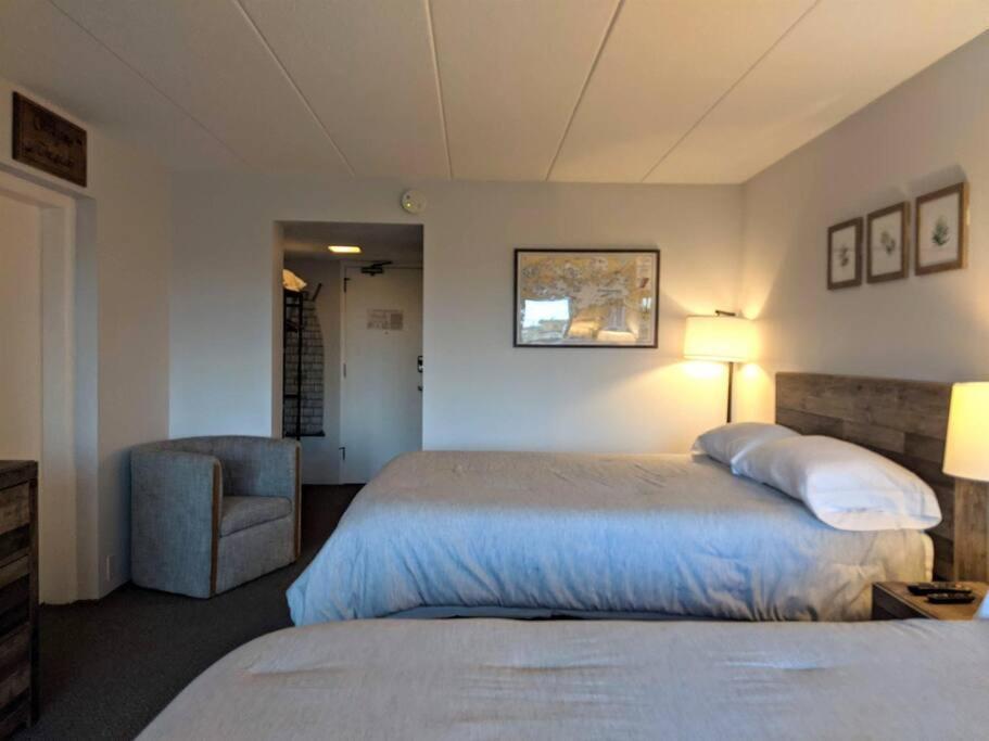 Cute Lower Level Cedar Lodge Room With Balcony & Lake Views! Laconia Buitenkant foto
