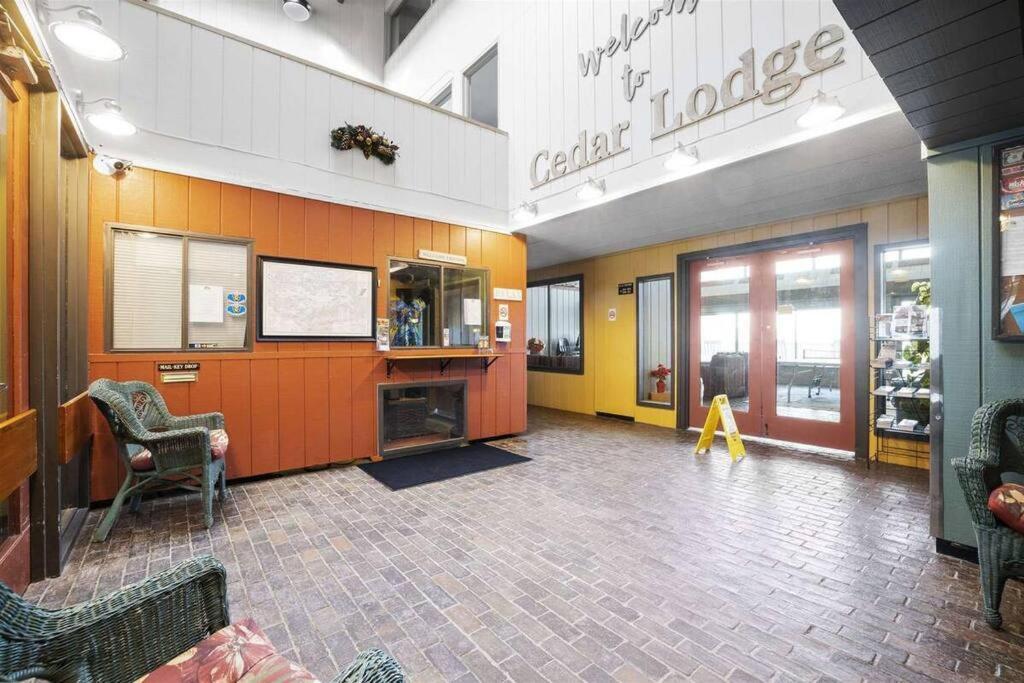 Cute Lower Level Cedar Lodge Room With Balcony & Lake Views! Laconia Buitenkant foto