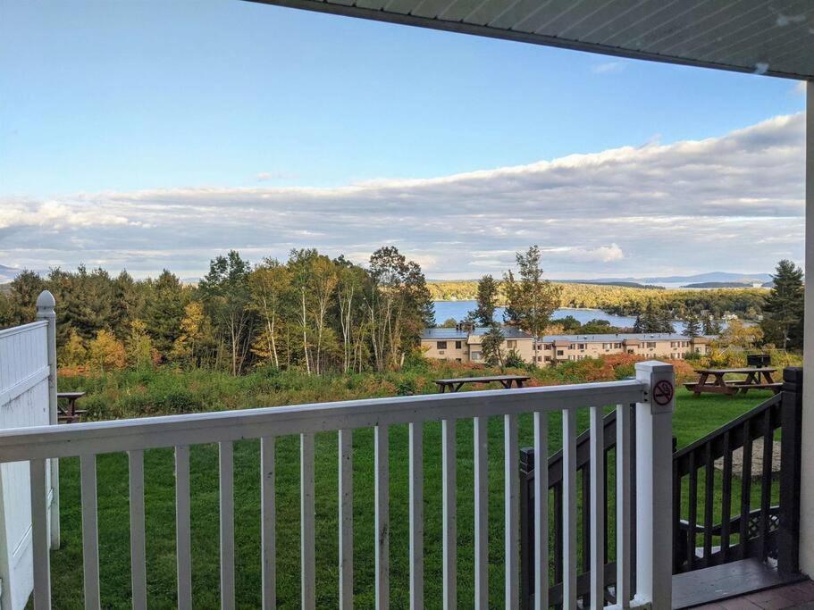 Cute Lower Level Cedar Lodge Room With Balcony & Lake Views! Laconia Buitenkant foto